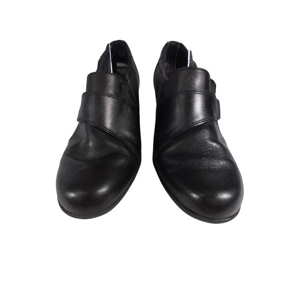 CLARKS! ULTRA COMFY BLACK GENUINE LEATHER STRAP & BUCKLE, HEELED LOAFERS! SZ 10M - Picture 5 of 10